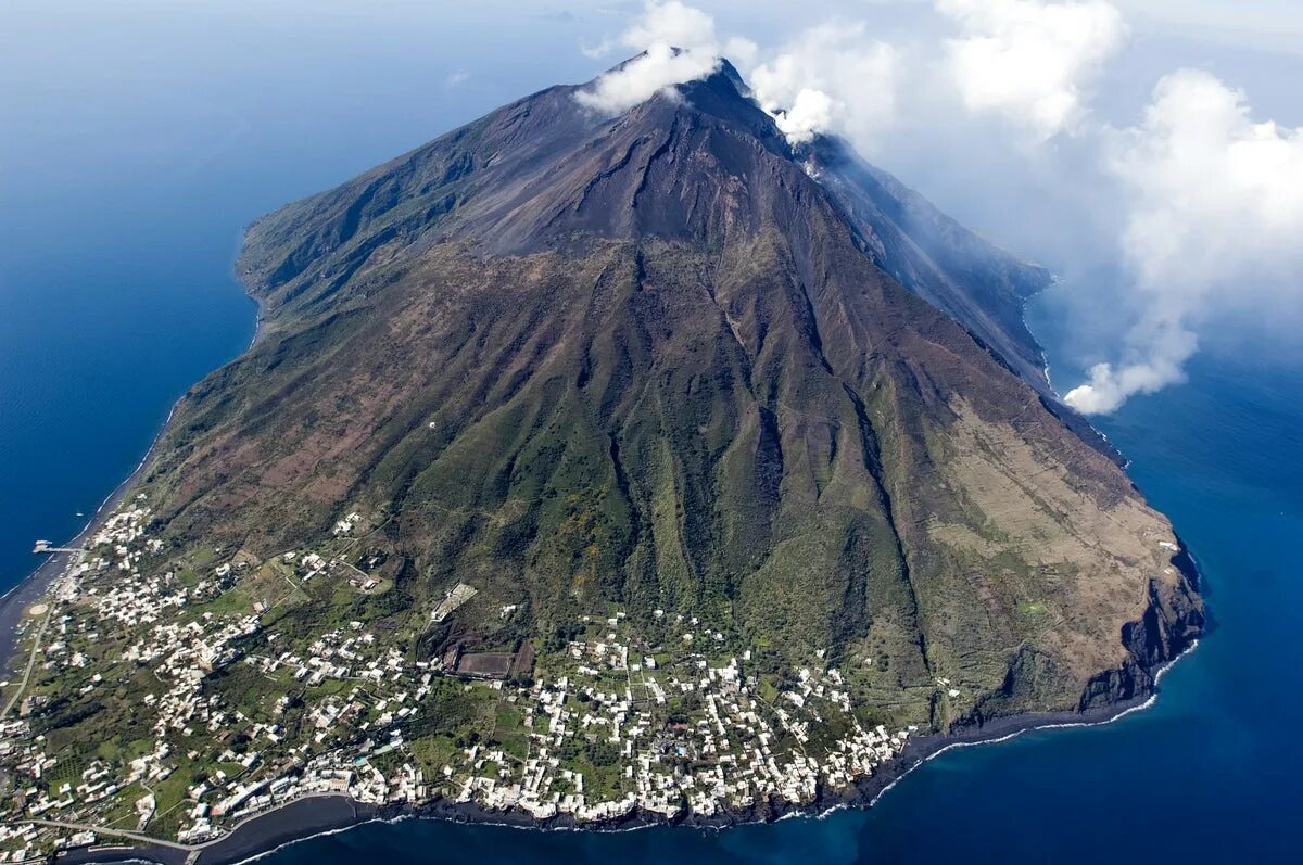 Volcano island. Италия остров-вулкан Стромболи. Сицилия Стромболи. Вулканы Италии Stromboli. Липарские острова вулкан.