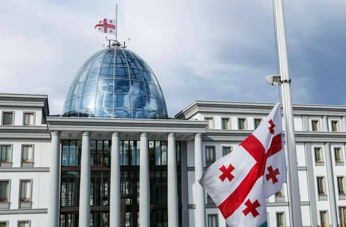 Грузия флаг на парламенте. Парламент Грузии в Тбилиси. Парламент Грузии здание. Грузия Грузия Тбилиси флаг Грузии. Грузия власть