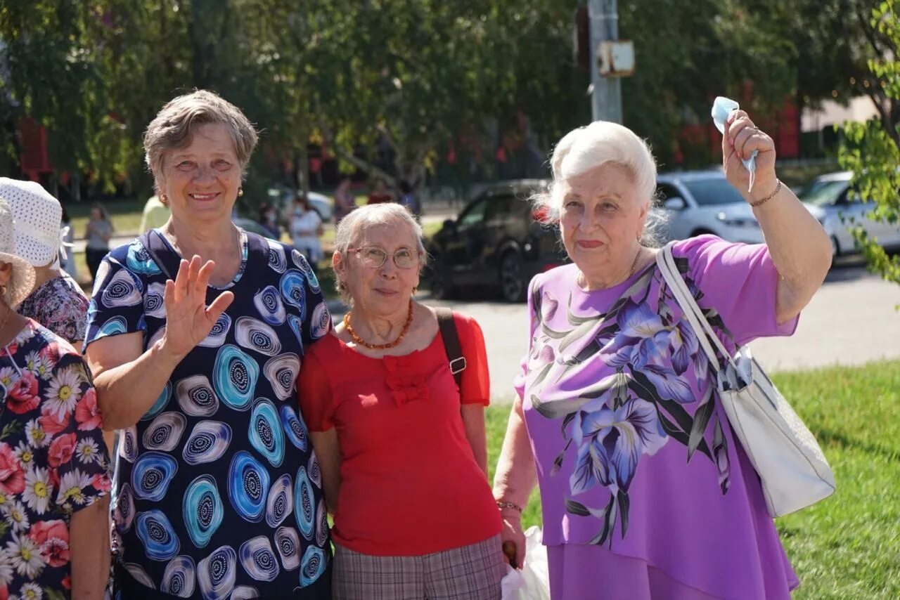 Работающие пенсионеры и ветераны. Общество пенсионеров и ветеранов фото северобайкальск. Ветеран труда. Областная ветеранская организация екатеринбург. Пожилые люди ветераны.