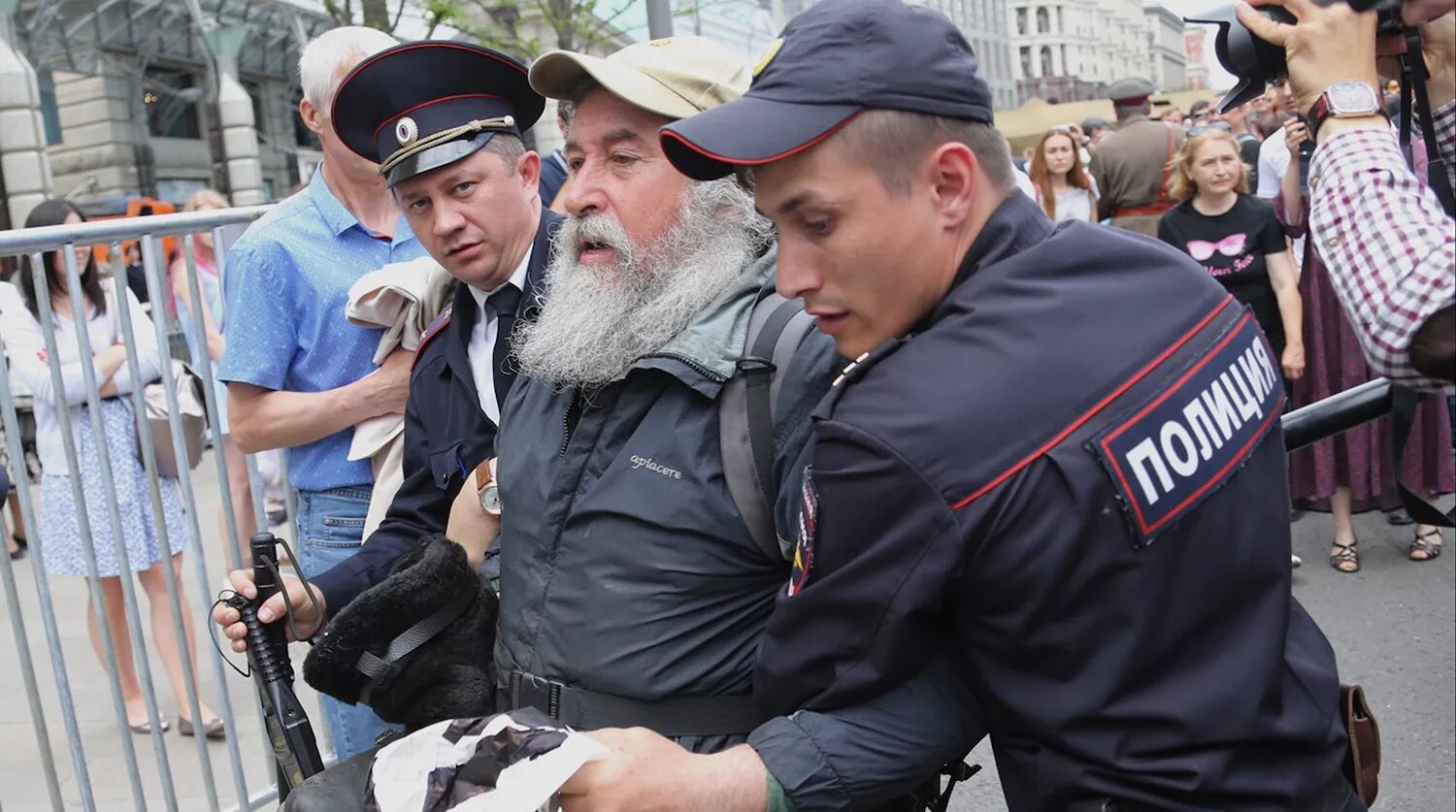 Полиция бомжа. Дед на митинге.