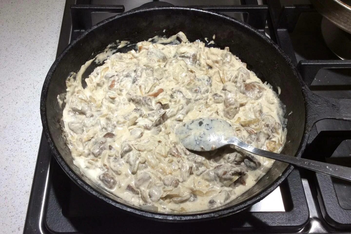 Свежие грибы со сметаной на сковороде. Жареные грибы со сметаной. Жареные грибы со сметаной. Грибы в сметане. Свежие грибы со сметаной на сковороде.