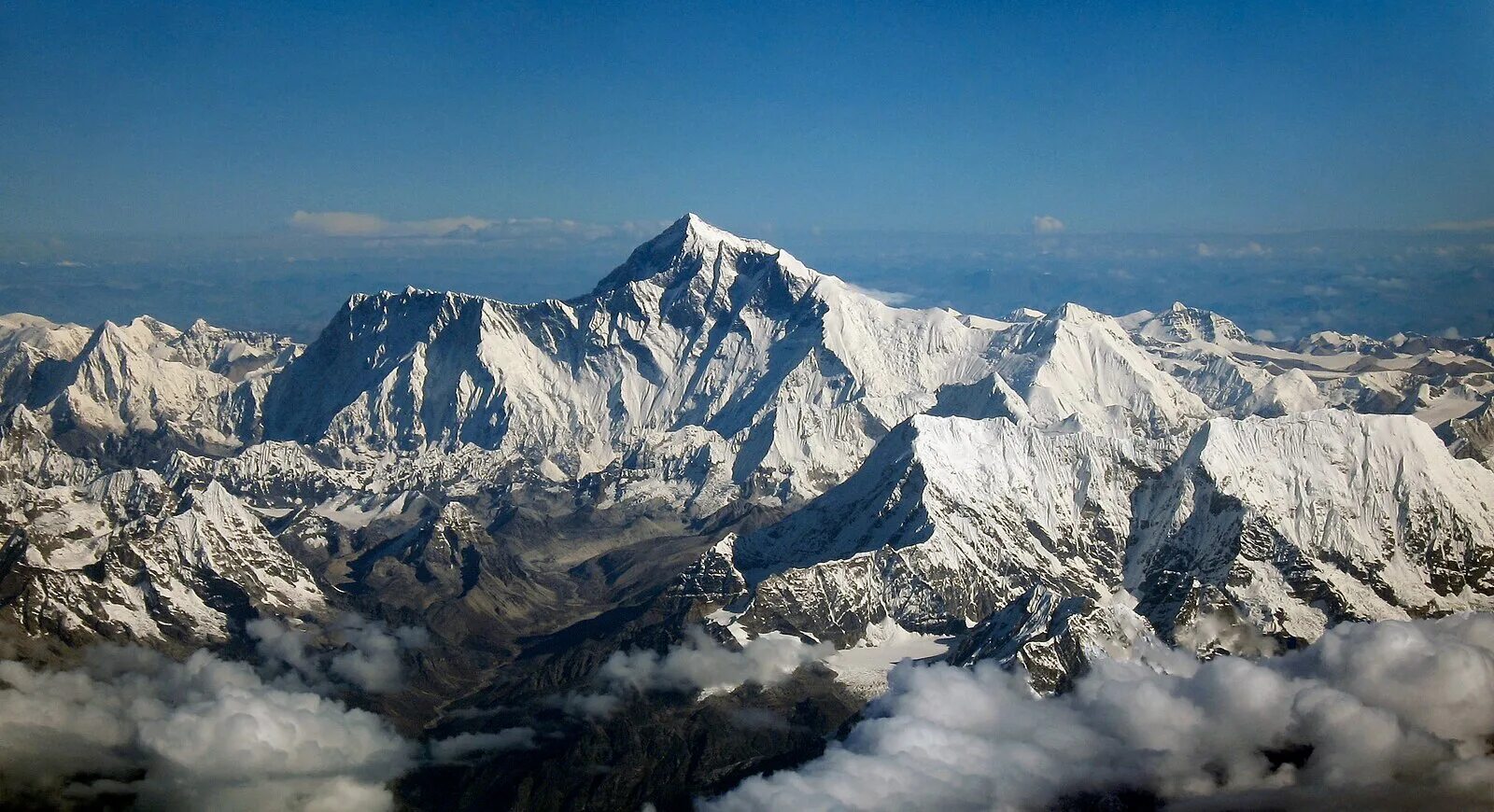 Mount everest is high in the world. Гималаи Эверест. Гора Джомолунгма. Эверест гора пик Джомолунгма. Гималаи Эверест Джомолунгма обои.