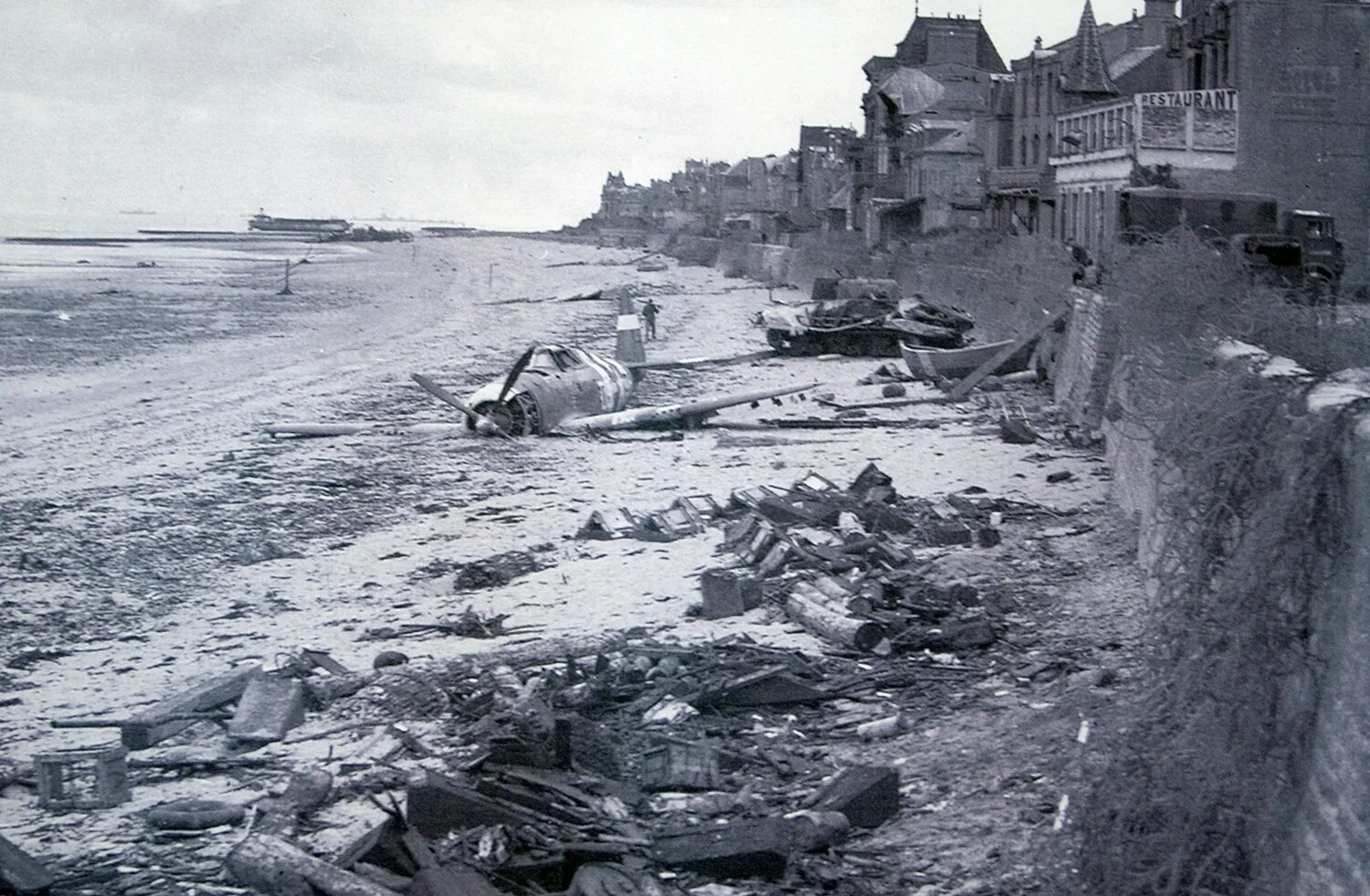 Высадка 1944 года. Высадка в Нормандии 1944. День д Нормандия 1944. Пляж Нормандии 1944. Высадка в Нормандии (день д, 1944 год).