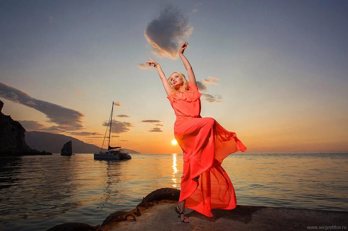 Девушка танцует на берегу. Девушка танцует на берегу моря. Счастливая девушка на море.