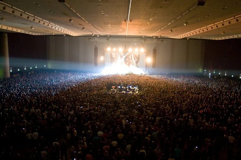 Свет яркий свет полон зал. Linkin Park стадион. Вид со сцены. Огромный концертный зал. Сцена и полный зал.