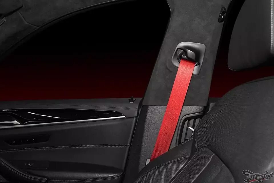 Ремни безопасности БМВ g30. Передние ремни безопасности BMW g11. БМВ ф30 красные ремни безопасности. BMW g30 салон ремни безопасности.