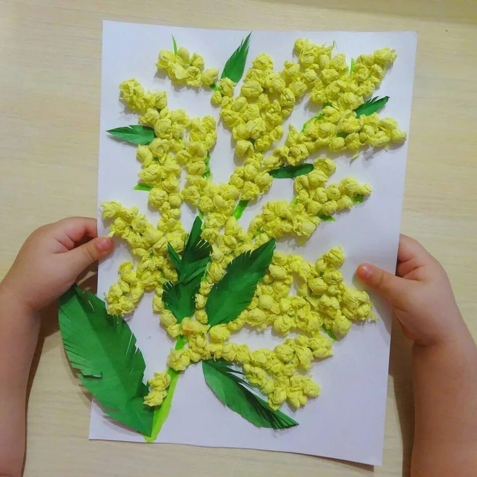 Мимоза белая. Брошь мимоза из фоамирана. Брошь мимоза из фоамирана. Аппликация мимоза из салфеток. Экибана с мимозой.