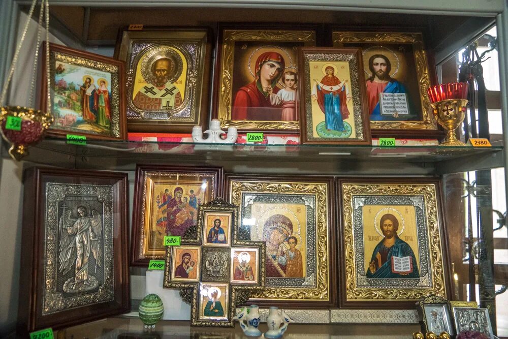 церковная лавка даниловского монастыря. троице сергиева лавра иконная лавка. матрона московская храм лавка. покровский монастырь иконная лавка. церковная лавка в храме матроны московской.