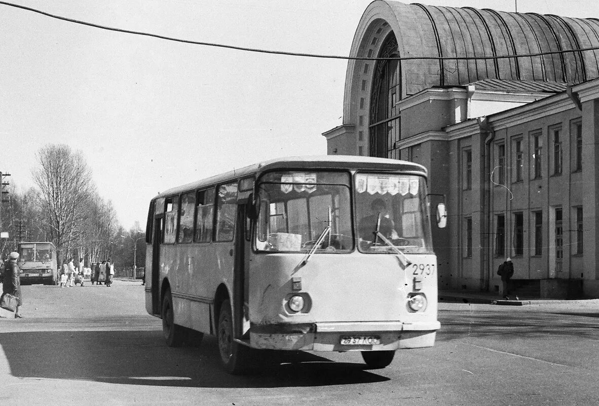 Старые автобусы в санкт петербурге. Лаз 695н. лаз-695 ленинград. автобусы лаз 695 ленинграде. лаз 695 спб.