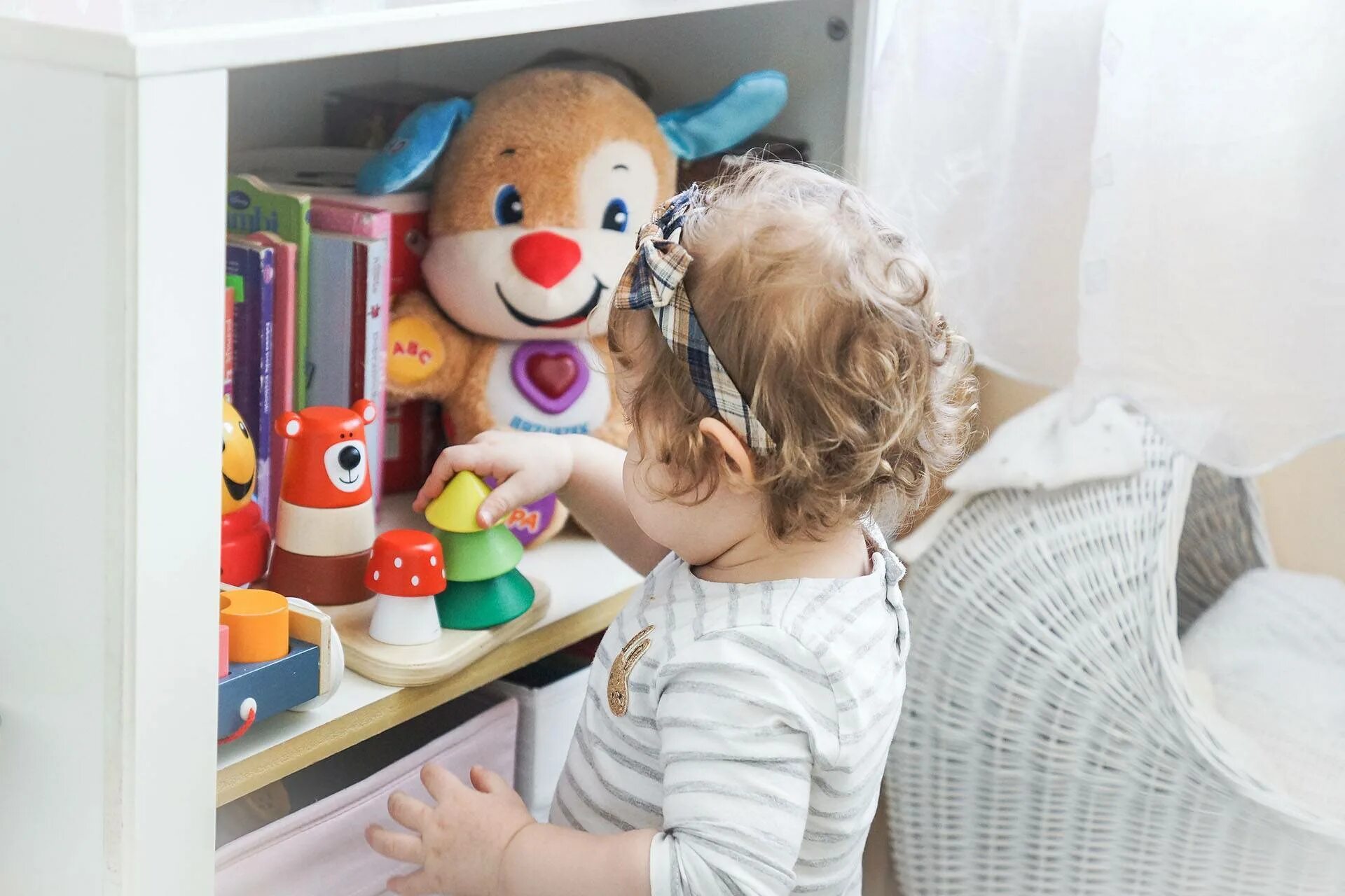 Дети выбрасывают игрушки для детей. Складывать игрушки. Разбросанные игрушки в детском саду. Ребенок сломал игрушку. Сломанная детская игрушка.