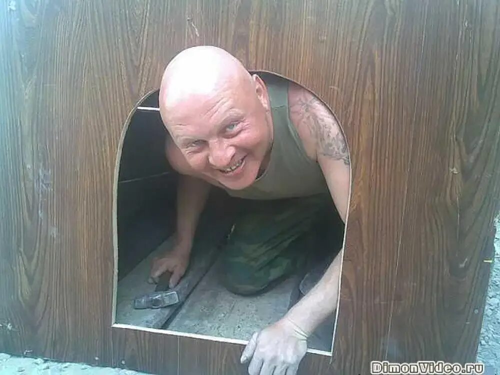 Phone booth 2002. Человек в телефонной будке. Девушка в телефонной будке. Звонить из телефонной будки. Телефонная будка.