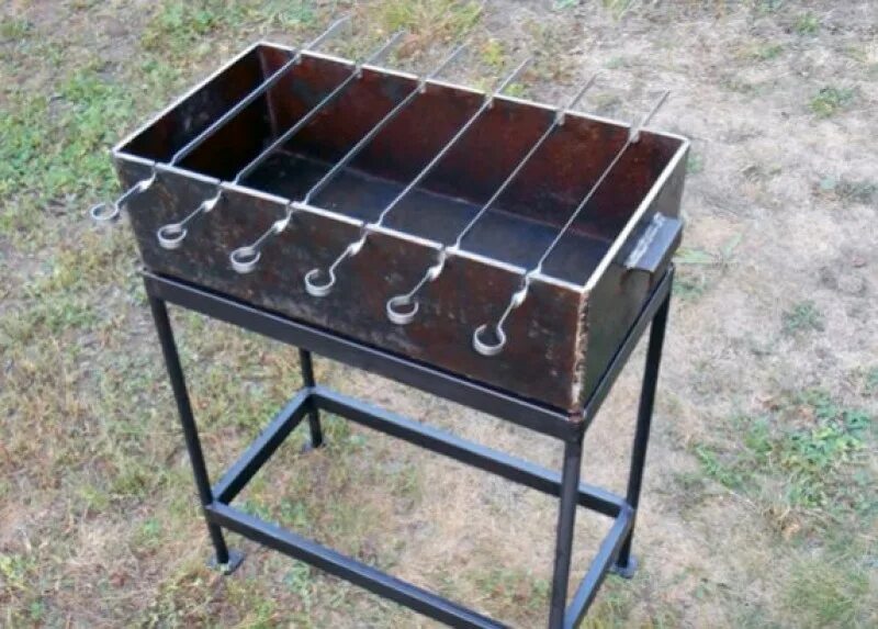 Барбекю из металла. Шашлык на мангале. Мангал аванпром. Сварка мангала. Небольшой мангал.