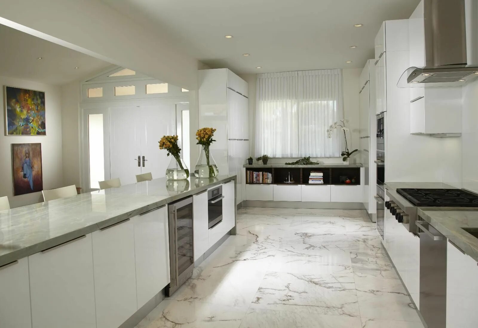 Белый мрамор в интерьере кухни Traditional Kitchen Hamptons Style Marble benchtops and splashback Traditional k