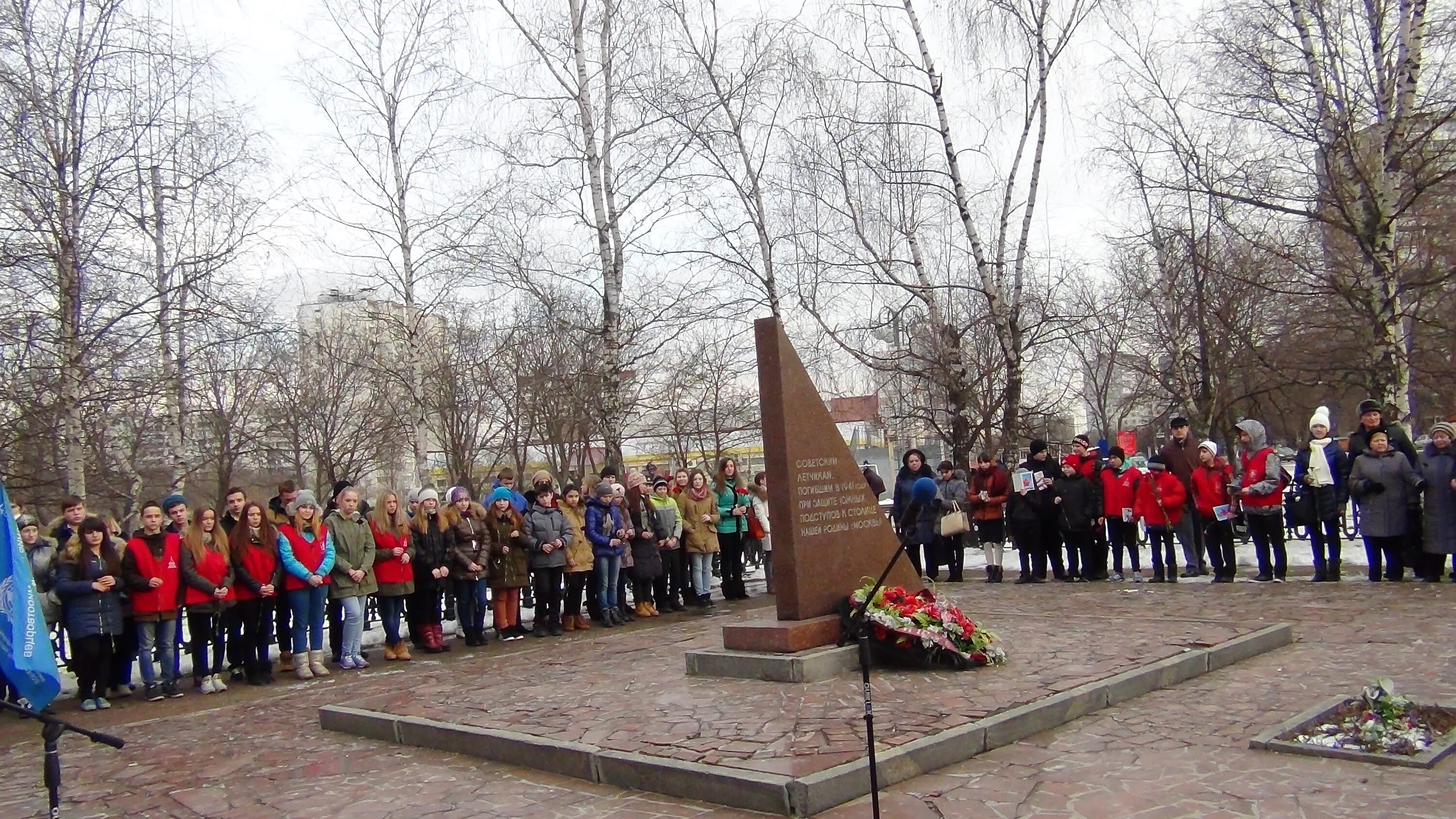 Бирюлево Западное памятник. Памятник летчикам в Бирюлево Западном. Памятник советским летчикам в Бирюлево. Памятник-стела «летчикам — защитникам неба Москвы в годы ВОВ». Район 70 летие победы