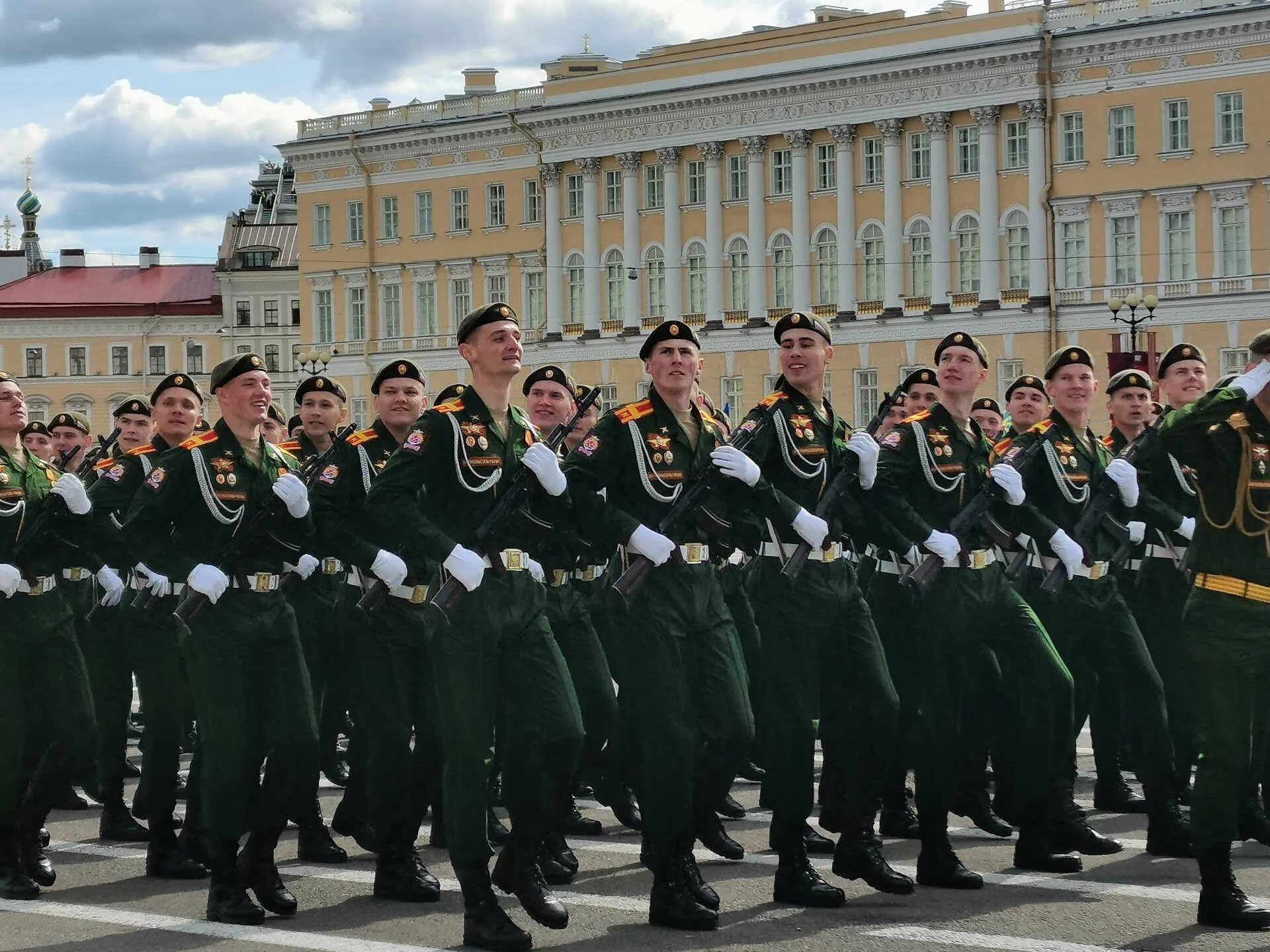 В какую дату проходил этот парад. Парад победы в санкт петербурге.