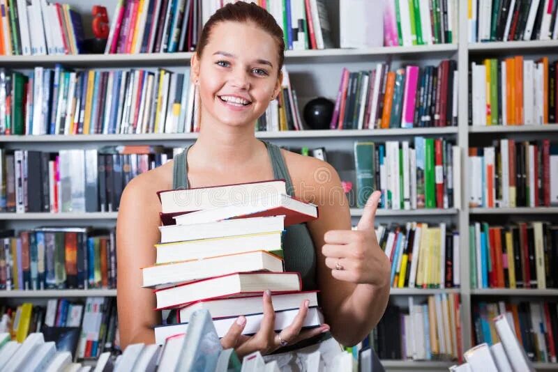 Включи книгу девочки. Девушка с книгой. девушка показывает книгу. девушка с книжками в институте. девочка показывает книгу.