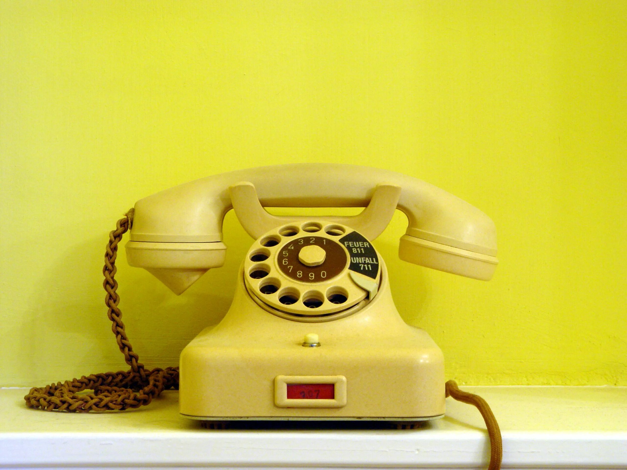 Talk on a landline. Телефонная трубка на столе. Женщина с телефонной трубкой. Брошенная трубка телефона. Телефон рисунок.