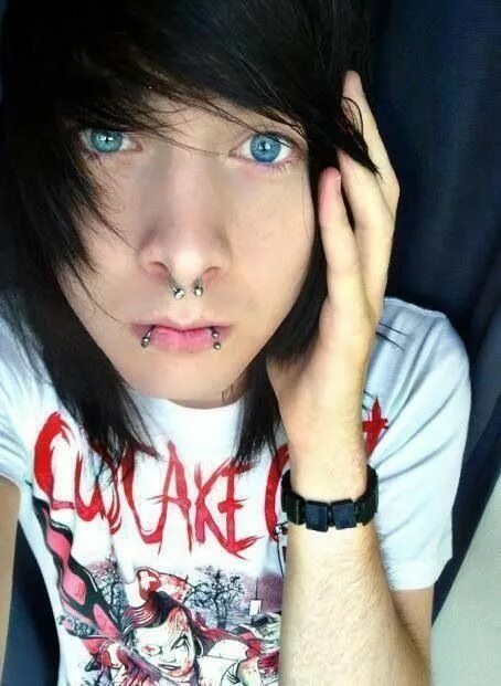 Губы эмо. Пирсинг симметрия нижней губы. Джош бальц гот эмо бой. Макияж в стиле готика. Губы эмо.