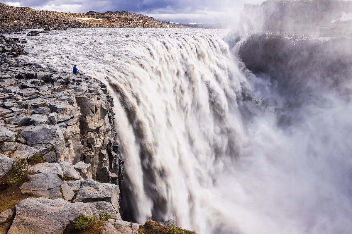 Большой водопад в европе. Водопад Dettifoss, Исландия. Исландский водопад Деттифосс. Водопад Деттифосс (Dettifoss),. Деттифосс-самый большой водопад в Европе.