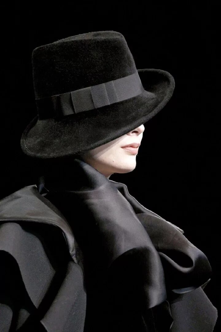 1 ночь с шляпой. Джорджио Армани головные уборы. Девушка в шляпе. Дама в черной шляпе.