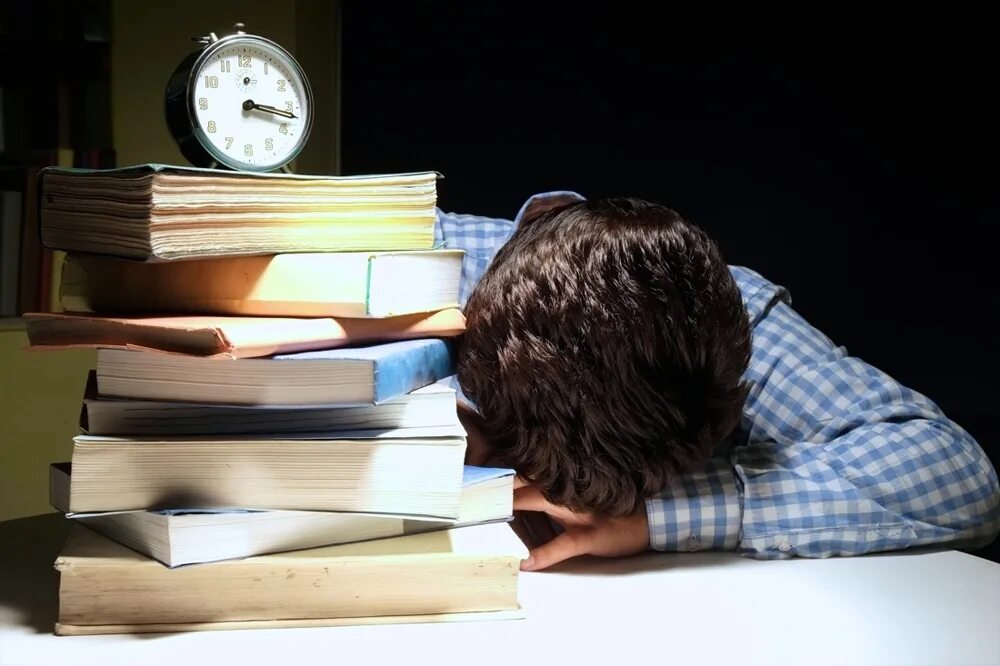 Писатель тревожиться как его будут читать. Стресс перед экзаменом. Студент готовится к экзамену. Стресс от учебы. Стресс из за учебы.