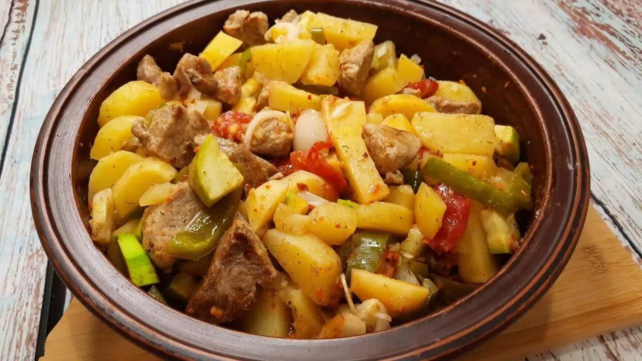 Жаркое из свинины с картошкой в казане. Тушёная картошка с мясом. Тушеная картошка с овощами. Говядина с картошкой. Картошка с мясом на газу