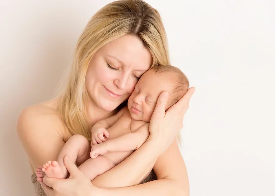 Мама с младенцем. Женщина с ребенком. Мать и новорожденный. Женщина с ребенком на руках.