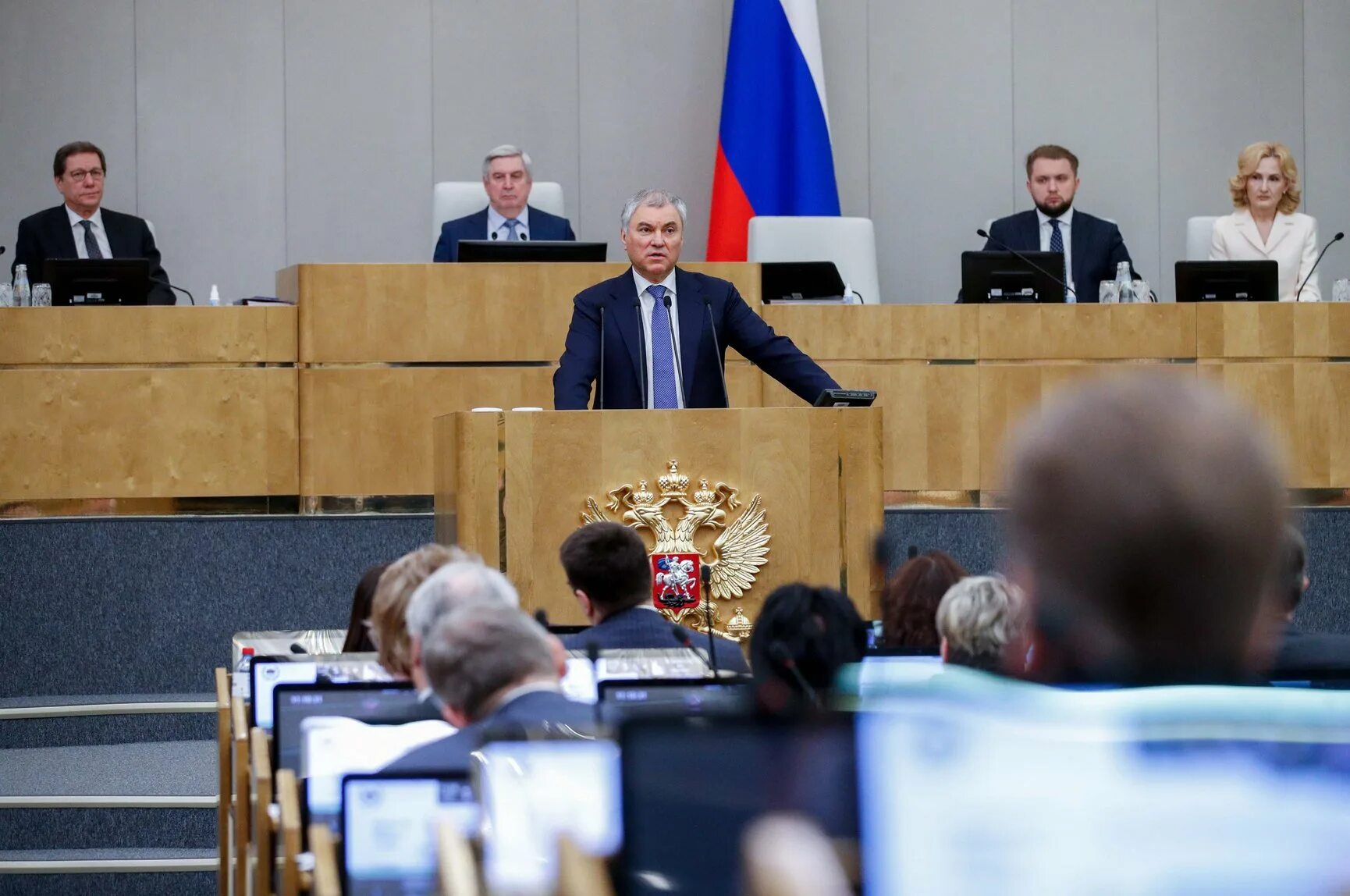 Дума разрабатывает закон. Американские депутаты. госдума. володин госдума.