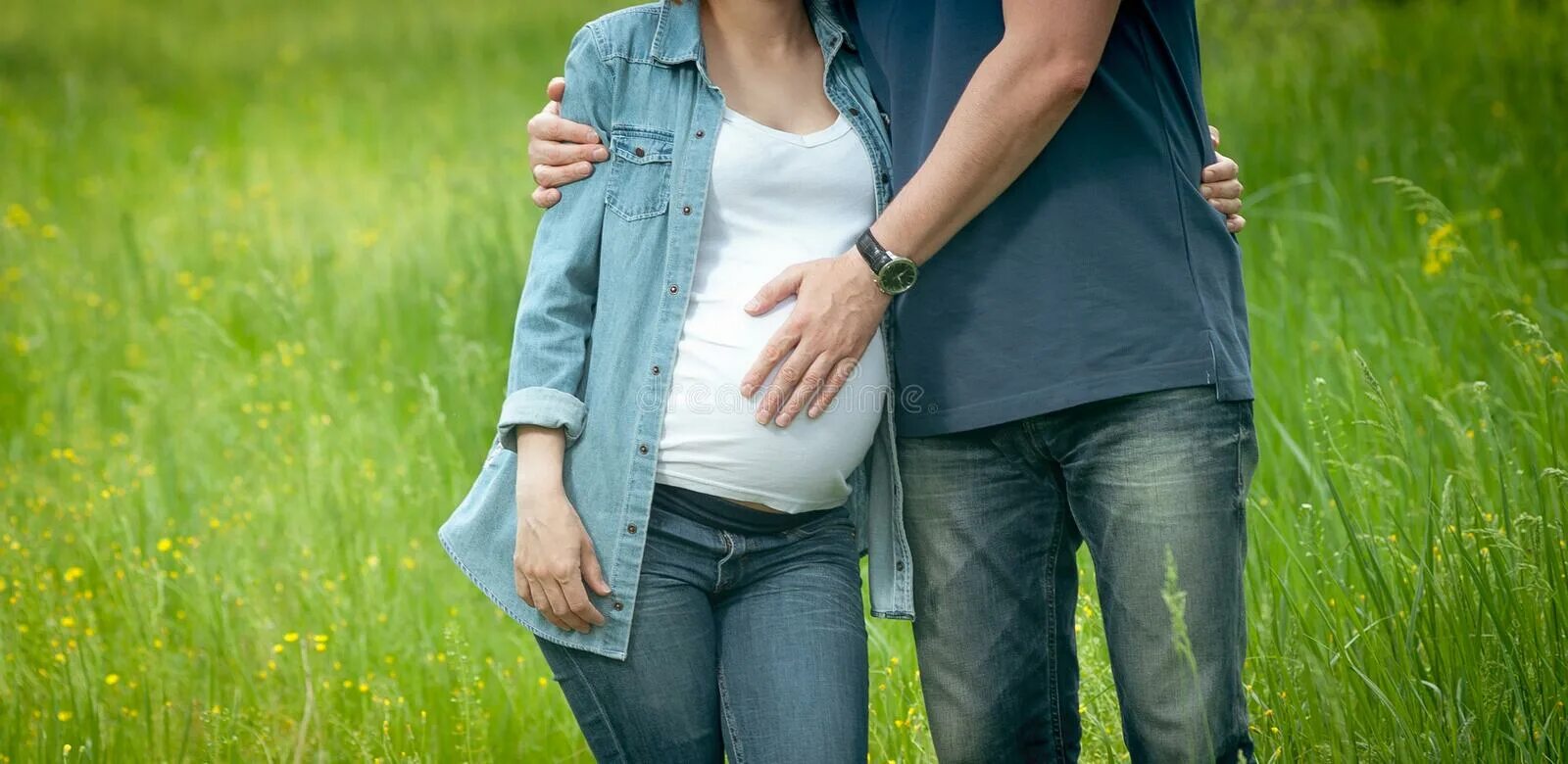 Беременную маму папу. Семья с беременной женщиной. Мужчина обнимает беременную женщину. Пожилая женщина обнимает беременную дочь обои.