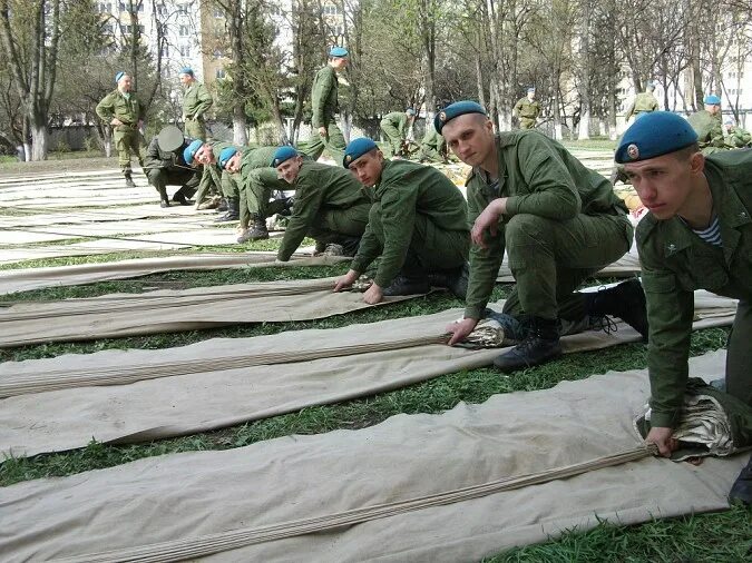 Новости начавшегося дня. ВДВ лежа наступай. Сбили с ног сражайся. Сидя не можешь лежа наступай.