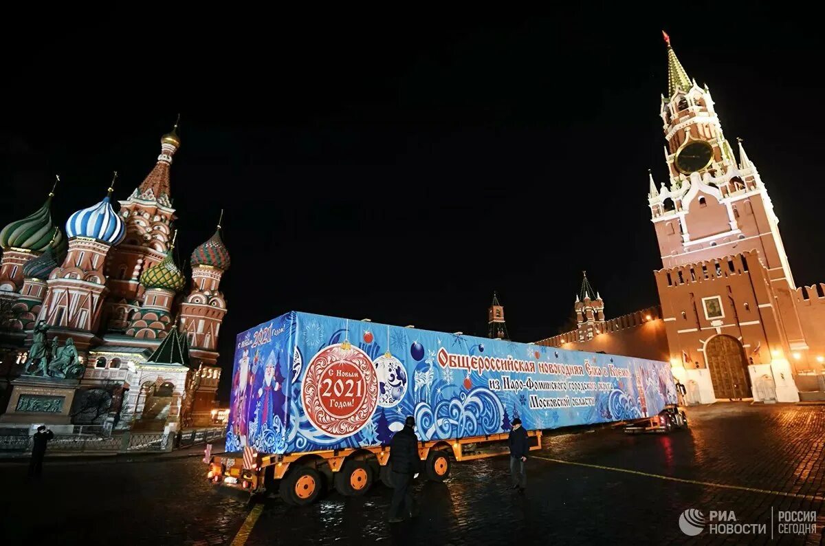 На красной площади елка стоит. Главная елка кремля 2025 москва. главная елка кремля 2025 москва. кремлёвская ёлка 2025. москва кремлевская елка 2025.