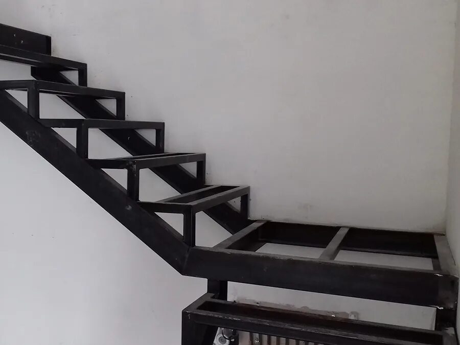 Профильная лестница на второй этаж. Ступени косоур из профильной трубы 40 40. Лестница металл 40на40. Лестница из швеллера 12п. Лестница металл 40на40 труба.