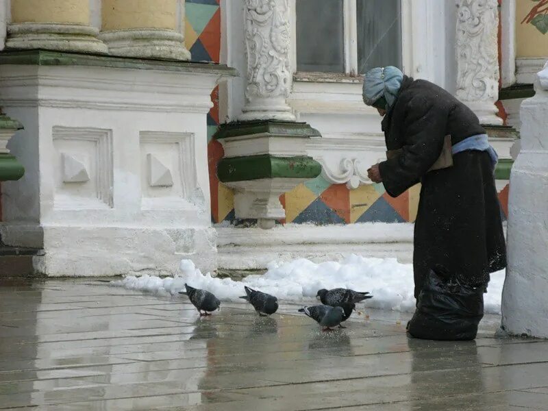 Одежда нищего 6 букв. Мусульманин помогает бедным. Кто помогает бедным. За бедной одеждой может скрываться богатое сердце.