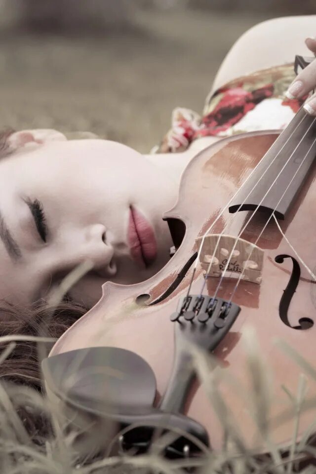 Красивая музыка мп3. Красивая девушка со скрипкой. Музыкальная девушка. Скрипка любовь. Девушка со скрипкой в поле.