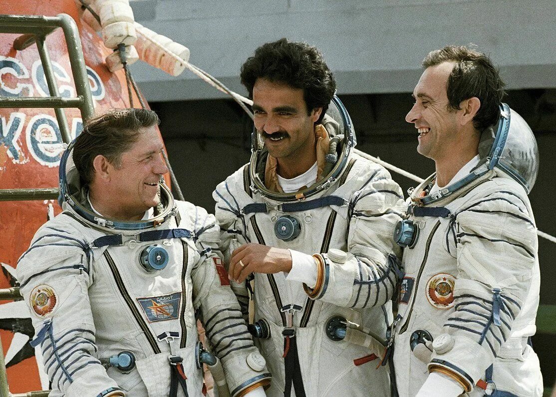 Первый пилотируемый космический полет год. Абдул Ахад Моманд. Космонавт а. Моманд (Афганистан),. Летчик космонавт Ляхов.