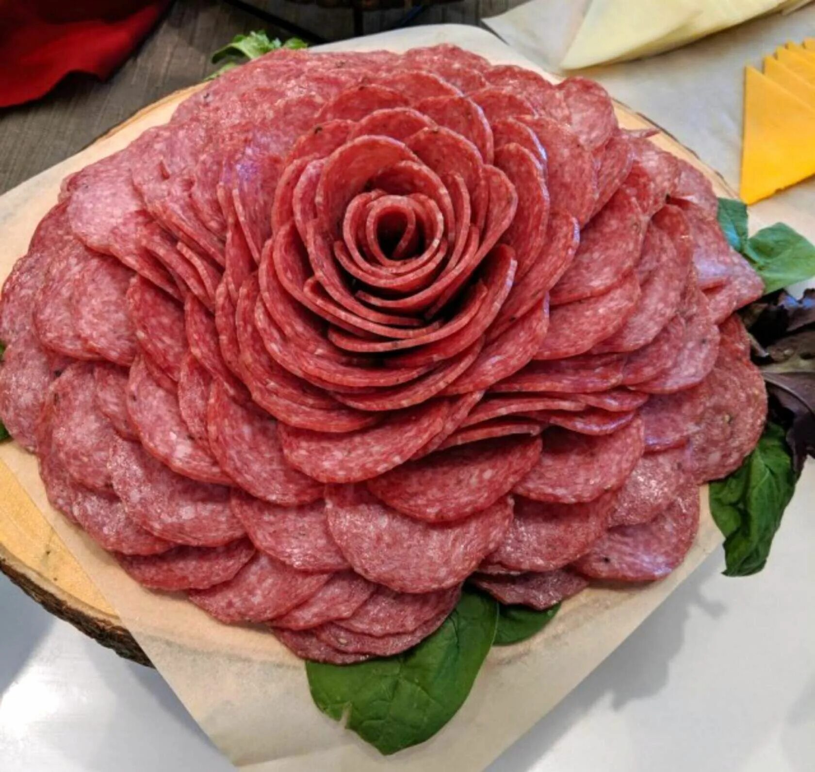 Украшение из колбасы. Розочка из колбасы. Цветочки из колбасы. Meat flower