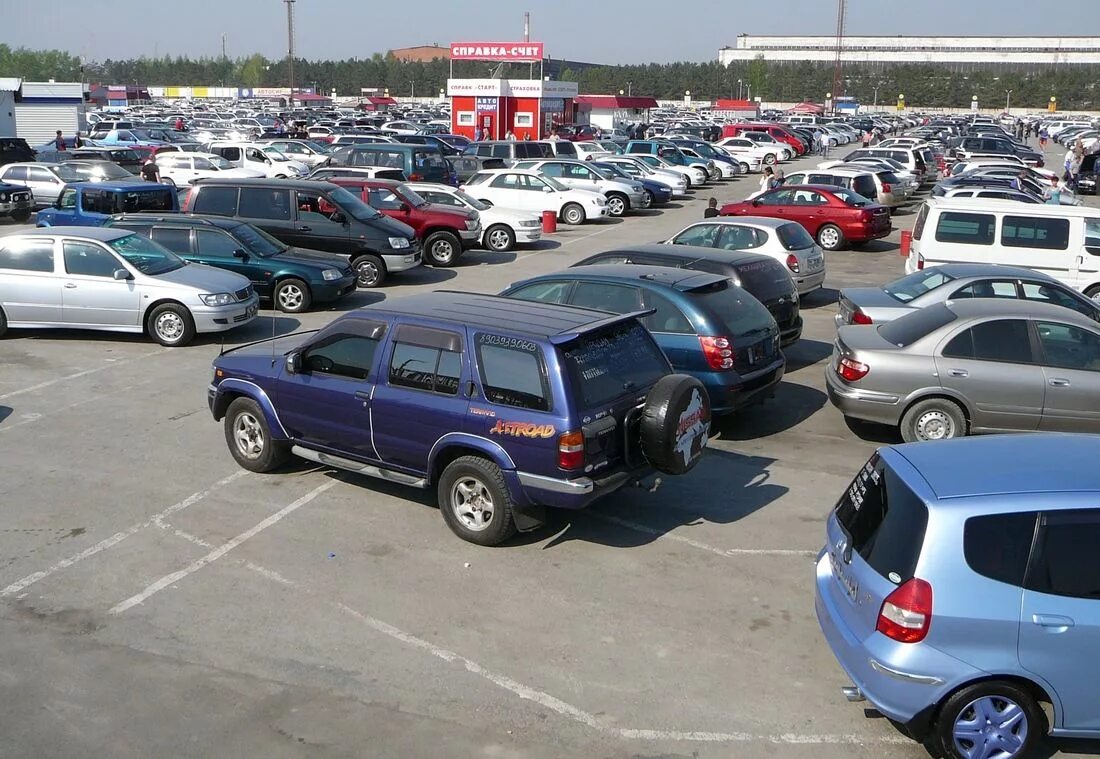 Дром. Автомобильный рынок новосибирск. Тойота corolla с пробегом. Авторынок новосибирск. Машина в автосалоне новосибирск.