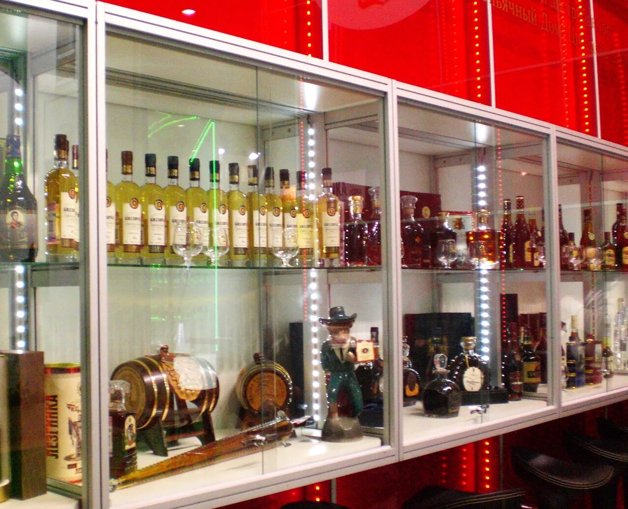Магазин коньячного завода. Заводы квинт пмр. Магазин коньячного завода. Коньяк ереванского коньячного завода. Магазин.