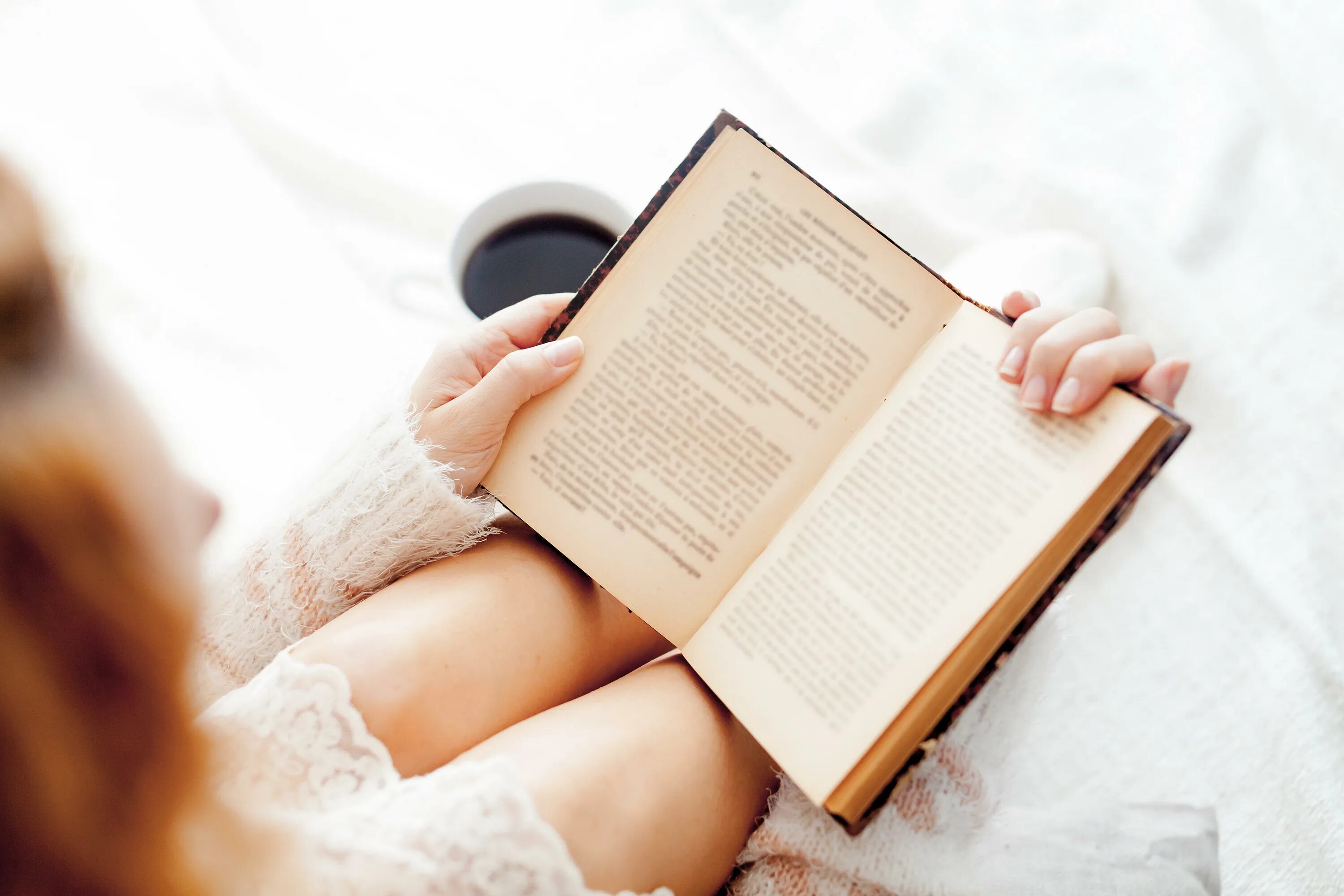 Раскрытая книга в руках. Девушка с книжкой в кровати. Девушка в постели с книжкой. Девушка с книгой на кровати. Девушка в постели с книгой.