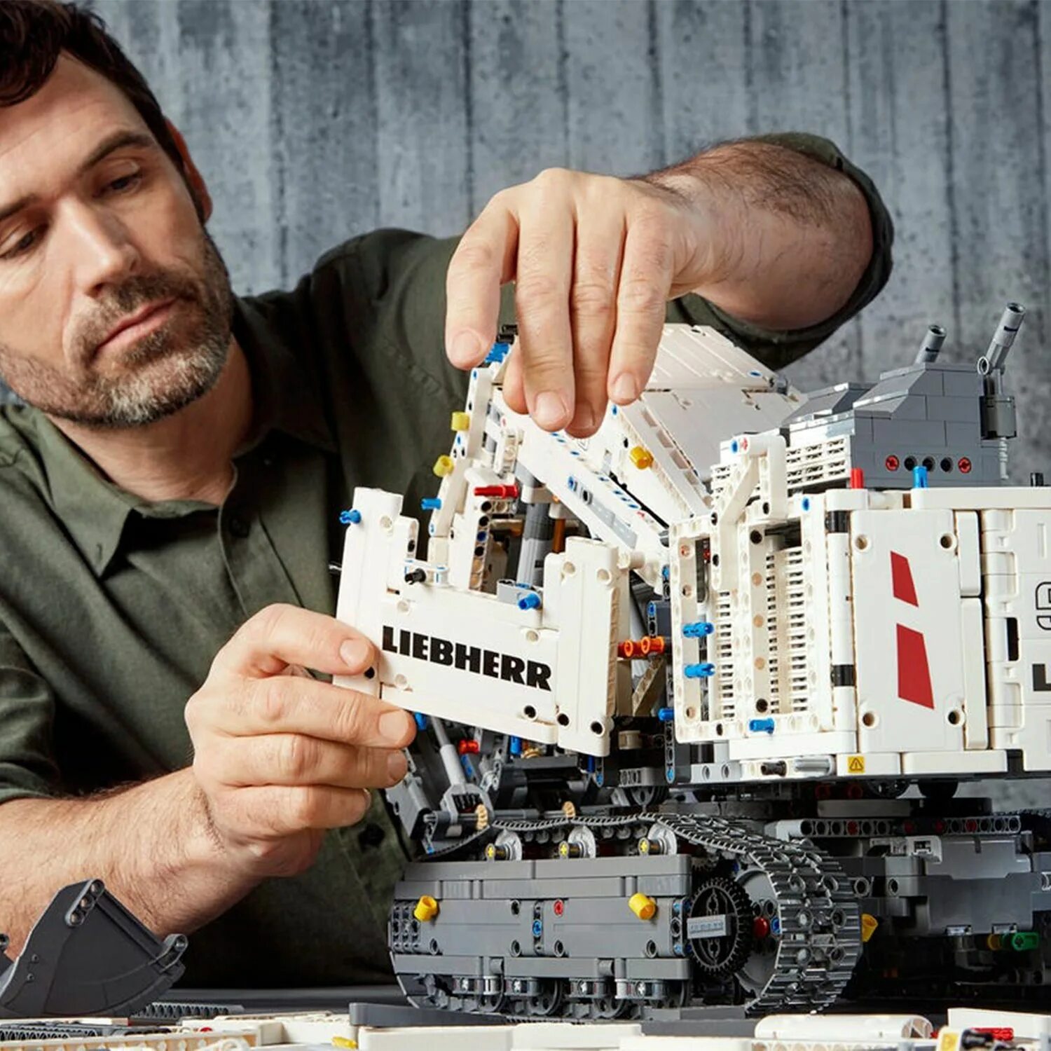 Собирать лего. Работа техника конструктора. Работа техника конструктора. Конструктор экскаватор либхер. Работа техника конструктора.