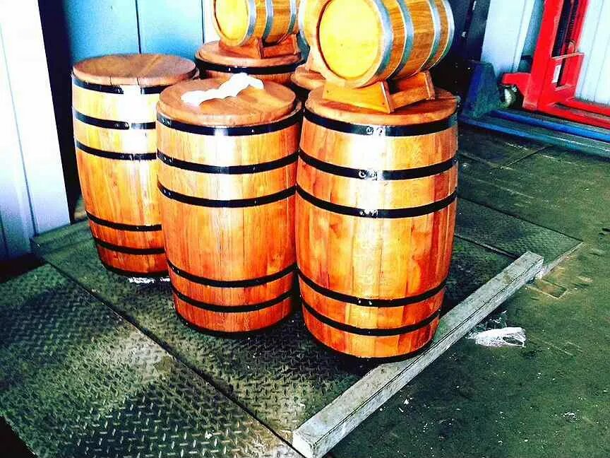 Дубовая бочка. Чача из винограда. Бочка из деревянные для заливных. Чачу в дубовую бочку. Бочонок под коньяк.