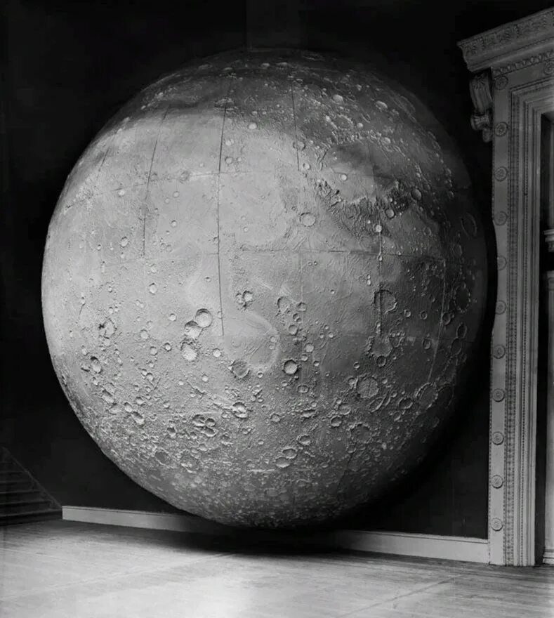 Макет Луны. Модель Луны из дерева. Красивый макет Луны. Правильная модель Луны.