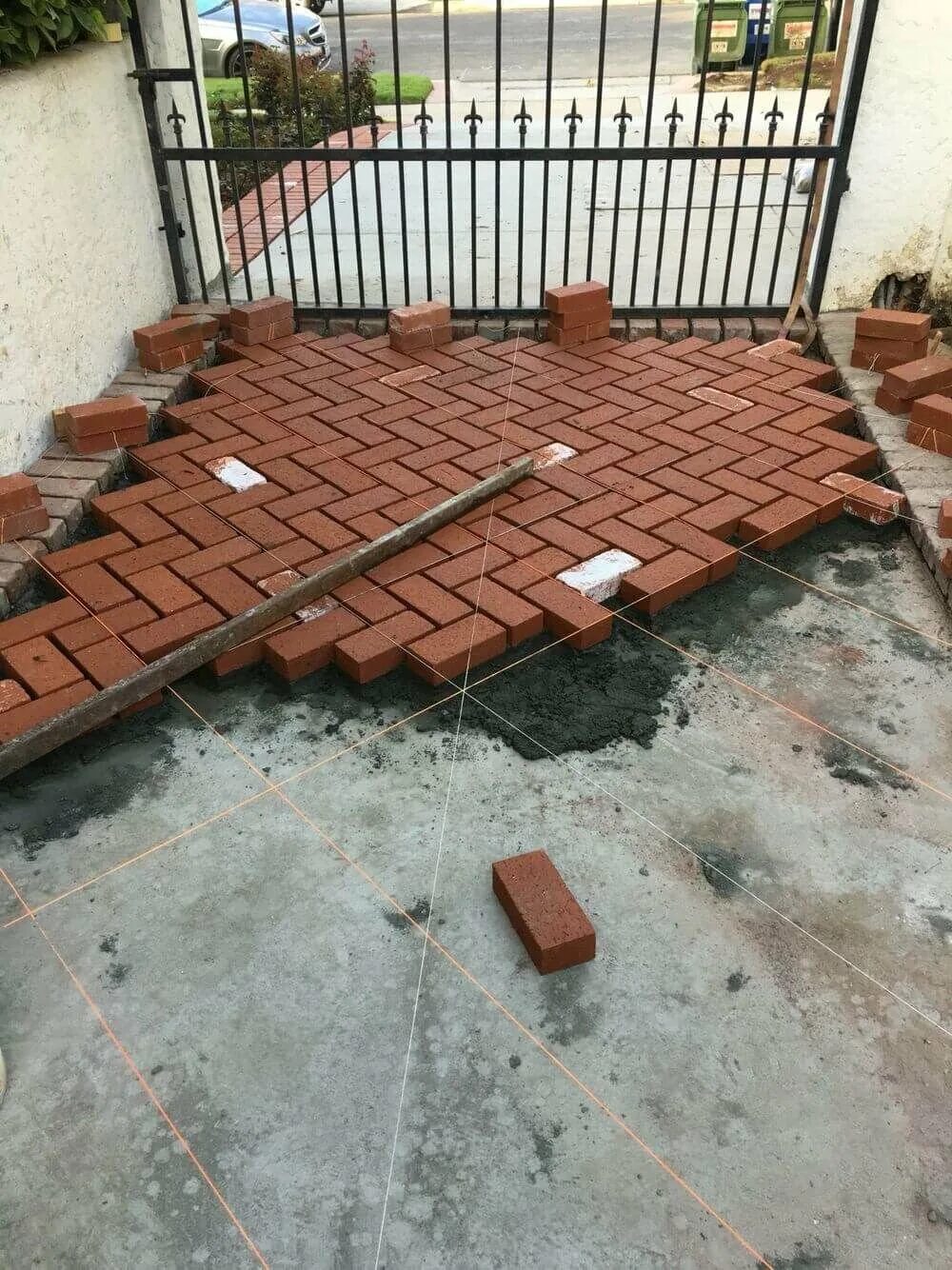Площадка из кирпича на даче. Тротуарная плитка из кирпича. кирпич вместо тротуарной плитки. тротуарные дорожки из кирпича. брусчатка из кирпича.