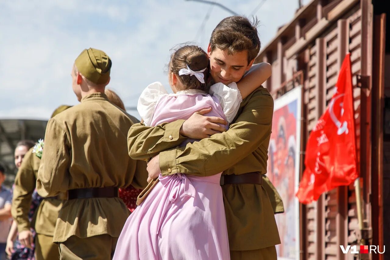 встреча на вокзале. встреча на вокзале влюбленных. встреча влюбленных. девушка встречает сегодня. девушка встречает сегодня.