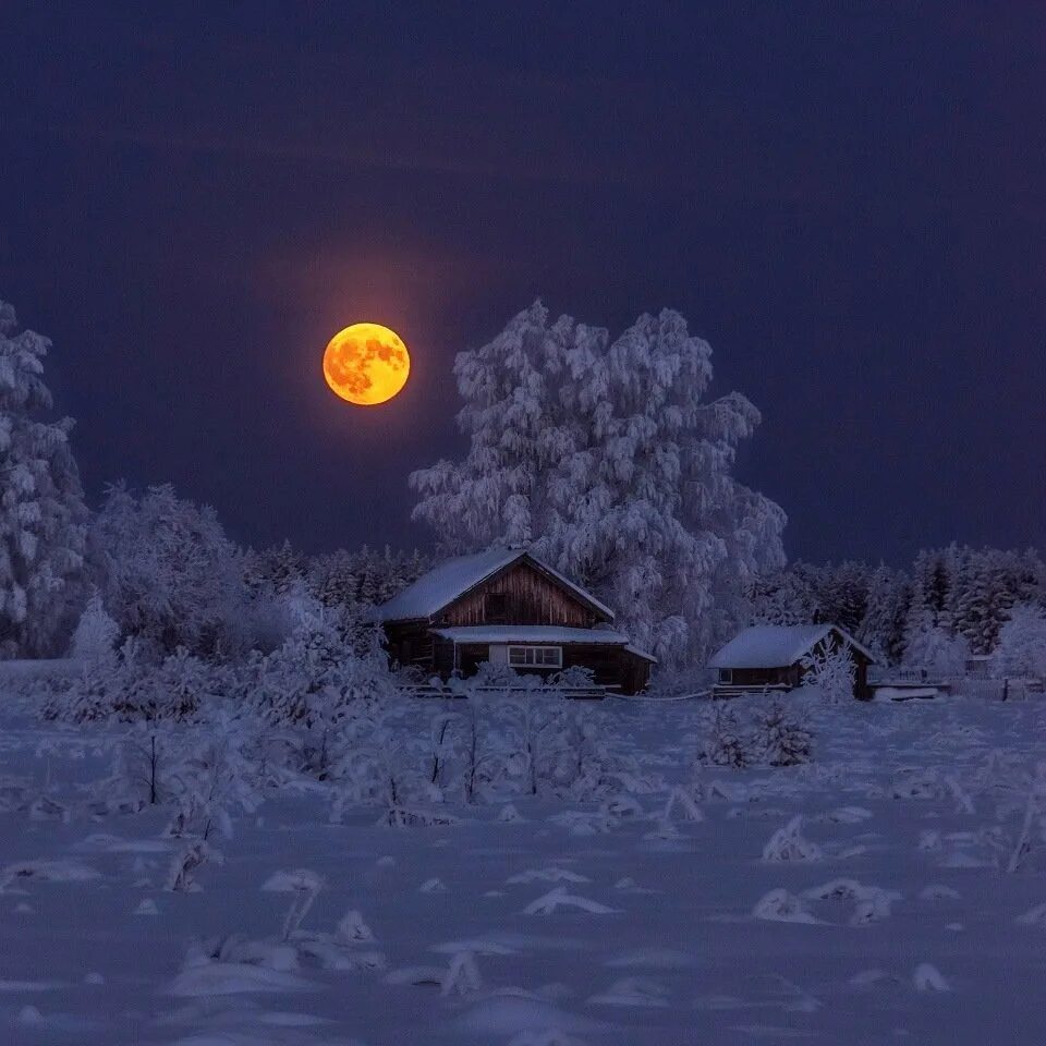 Луна зимой ночью