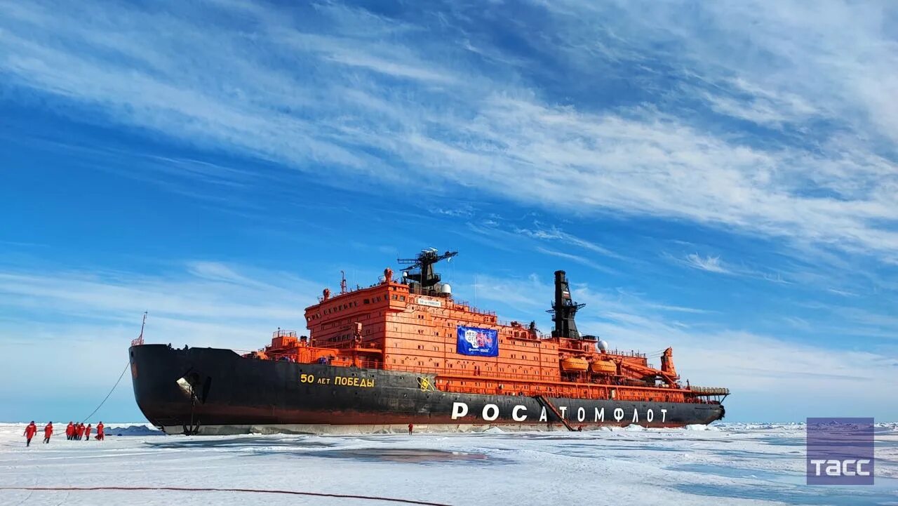 Корабль ледокол 50 лет победы. Атомные ледоколы россии 50 лет победы. Атомный ледокольный флот 50 лет победы. Атомный ледокол победа. Атомный ледокол на северный полюс.