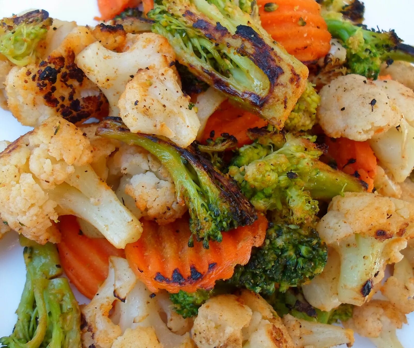 Курица с овощами капустой. Цветная капуста с овощами. креветки с овощами. овощи гриль. овощи в духовке.