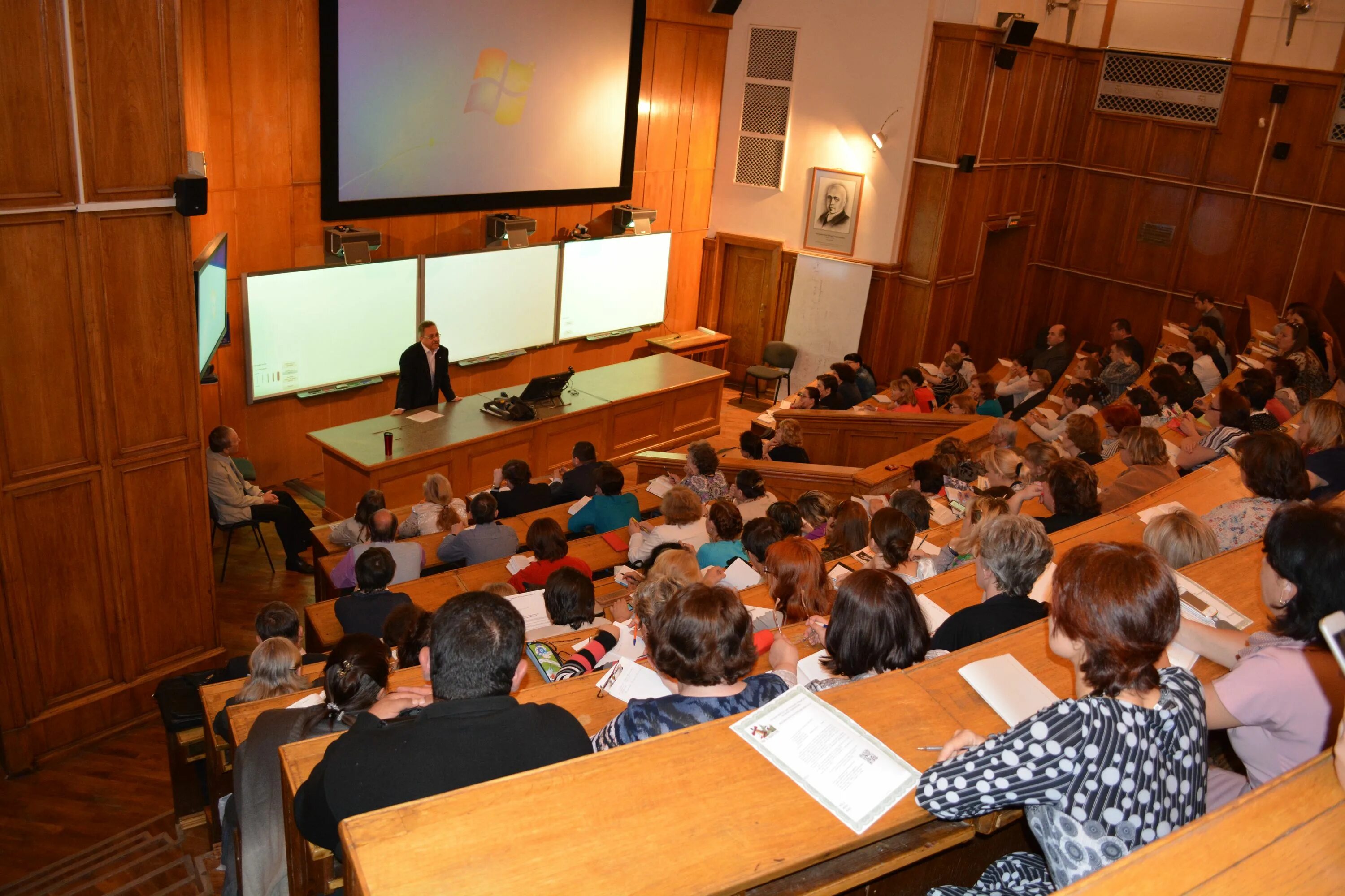 Мгу школе 11. Мехмат МГУ преподаватели. Преподаватели АМГПГУ физмат Факультет. Летняя школа МГУ мехмат. Аудитории мехмата МГУ.