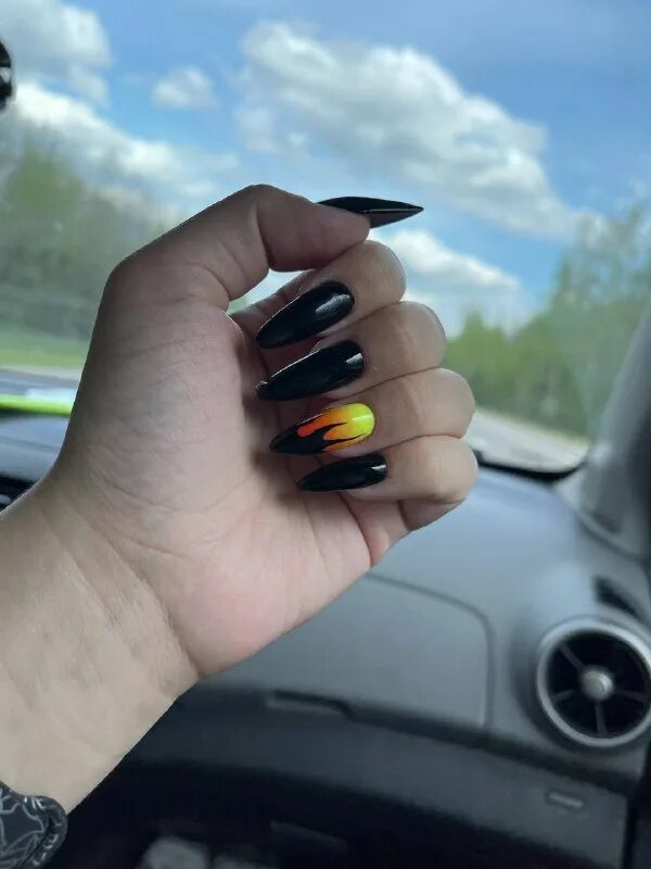 белые пятна на ногтях что это означает. маникюр аэрограф камушки. прикольные ногти. ногти тонкие линии на ногтях. странные ногти.