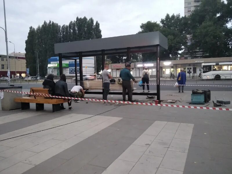 Павильон заводской. Остановка мост Липецк. Остановочный павильон металлургический колледж Липецк. Остановка Петровский рынок Липецк.